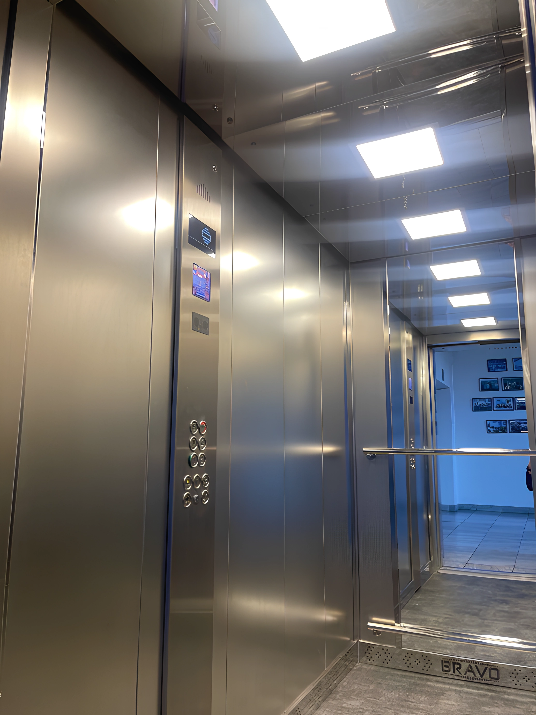 Внутрішня частина ліфта Bravo